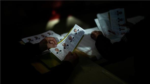 Wahlhelfer halten am Wahltag die Stimmzettel mit den Namen von Recep Tayyip Erdogan, Muharrem Ince, Kemal Kilicdaroglu und Sinan Ogan bereit.