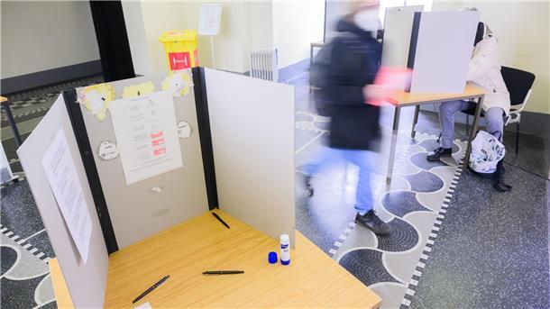Wahlkabinen für die Bundestagswahl 2025 stehen in der Briefwahlstelle im Neuen Rathaus. 
