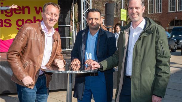 Wahlkampfveranstaltung der FDP vor der Großen Kirche mit (von links): Hauke Hilz, dem FDP-Generalsekretär Bijan Djir-Sarai und dem FDP-Bundestagsfraktionschef Christian Dürr. 