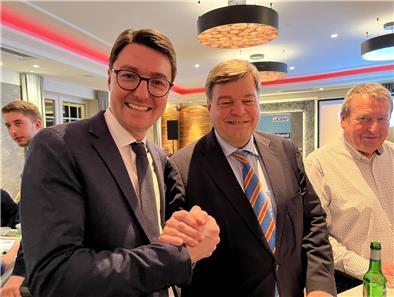 Wahlparty der CDU im „Norddeutschen Hof“ : Direktkandidat Christoph Frauenpreiß (links) und Parteichef Enak Ferlemann feiern.