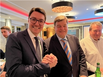 Wahlparty der CDU im „Norddeutschen Hof“ : Direktkandidat Christoph Frauenpreiß (links) und Parteichef Enak Ferlemann feiern.