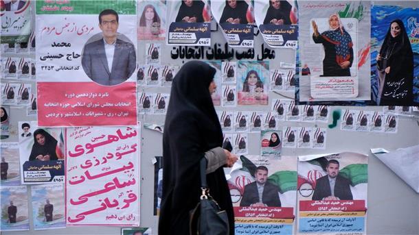 Irans Ex-Parlamentspräsident warnt vor Diktaturgefahr Wahlplakate in Teheran. Am Freitag wählt der Iran ein neues Parlament und den Expertenrat.