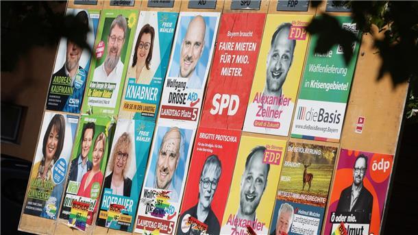 Wahlplakate verschiedener Parteien für eine Landtagswahl.