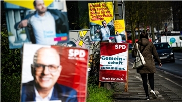 Wahlplakate verschiedener Parteien hängen am Straßenrand.