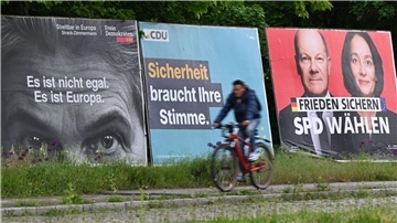 Wahlplakate verschiedener Parteien im Stadtteil Sachsenhausen in Frankfurt am Main.