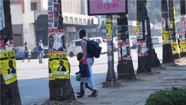 Wahlplakate werben in Simbabwes Hauptstadt Harare für die Kandidaten in der Präsidenten- und Parlamentswahl. Amtsinhaber Emmerson Mnangagwa steht wegen Gängelung der Opposition in der Kritik.