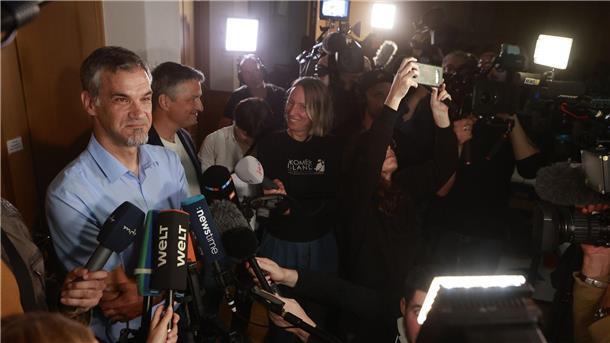 Wahlsieger Kai Buchmann (parteilos) tritt nach der Stimmenauszählung vor die Kameras.