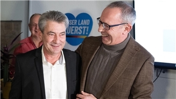 Wahlsieger Tim Lochner (l) und der sächsische AfD-Chef Jörg Urban freuen sich.