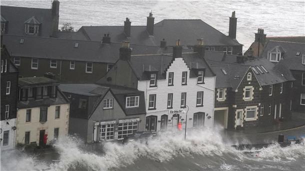 Unwetter an den Küsten (Update #27): Person auf Fehmarn von Baum erschlagen Wahnsinnige Kräfte: Wellen brechen an einer Kaimauer in Stonehaven in Schottland.