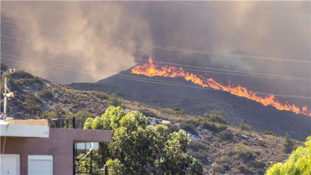 Algerien, Griechenland, Italien: Extremwetter am Mittelmeer Waldbrand Nahe der Ortschaft Gennadi auf Rhodos. In Griechenland toben Waldbrände in zahlreichen Regionen.