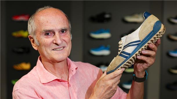 Waldemar Cierpinski präsentiert einen alten DDR-Laufschuh.