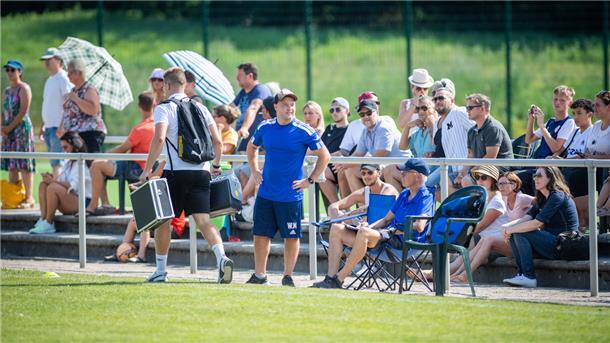 Waldemar Maibach (links) und Jürgen Fahlbusch sahen eine engagierte Leistung der U15-Talente des JFV Bremerhaven.
