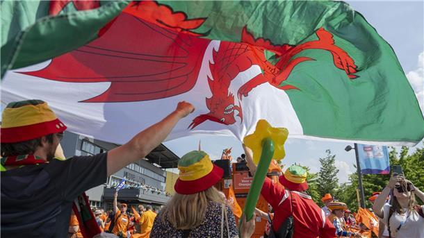 Verkehrsunfall von Teambus der EM-Fußballerinnen aus Wales Walisische Fans feiern zum EM-Start; vor dem zweiten Spiel erlebten die Spielerinnen von der Insel dann einen Schreckmoment.