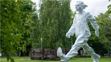 Eine Skulptur eines Hundes.