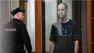 „Wall Street Journal“-Reporter Evan Gershkovich (r) wurde von einem russischen Gericht wegen angeblicher Spionage zu 16 Jahren Haft verurteilt. Sein Arbeitgeber und die USA wiesen die Vorwürfe als erfunden zurück. (Archivbild)