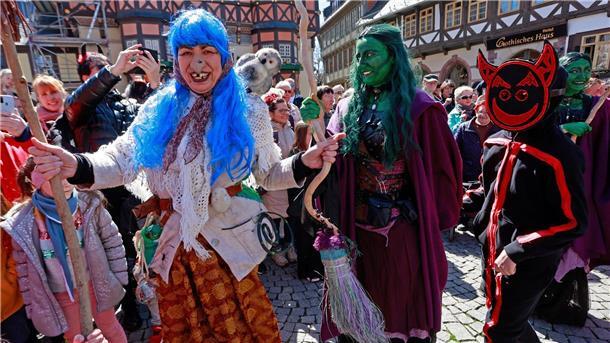 Großer Andrang bei Walpurgisnacht im Harz Walpurgisbesucher in Wernigerode tanzen vor der Erstürmung des Rathauses auf dem Marktplatz.