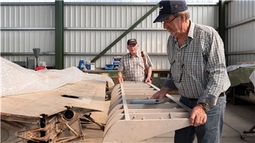 Walter Vooth (links) und Peter Tischer haben eine Landeklappe aus Holz nachgebaut, die genau zum Querruder der Tragfläche passt.
