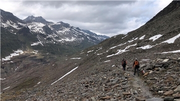 Wanderer in den Ötztaler Alpen nahe dem Gurgler Ferner. Einst war das Gebiet vergletschert.