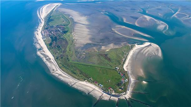 Wangerooge hat nur 2.000 Einwohner und 1.300 Wohnungen. Eigentlich mehr als ausreichend. Dennoch finden viele Einheimische keine geeignete Wohnungen, weil sie für die touristische Nutzung zweckentfremdet wurden. Das soll sich nun ändern.