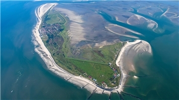 Wangerooge hat nur 2.000 Einwohner und 1.300 Wohnungen. Eigentlich mehr als ausreichend. Dennoch finden viele Einheimische keine geeignete Wohnungen, weil sie für die touristische Nutzung zweckentfremdet wurden. Das soll sich nun ändern.