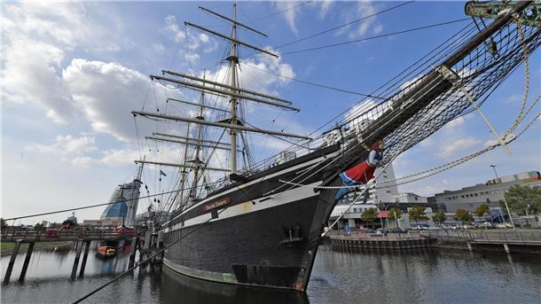 Segelschiff im Hafen. 