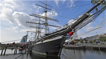 Segelschiff im Hafen. 