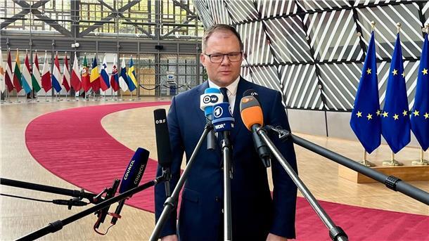 EU-Länder wollen 90 Prozent weniger Emissionen bis 2040 War bis zum frühen Morgen in Brüssel für stundenlange Verhandlungen: Umweltminister Carsten Schneider (SPD).