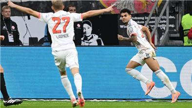 War der Matchwinner in Frankfurt: Bayerns Luis Díaz (r).
