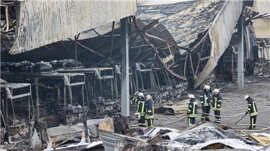 War dieser Großbrand an der A1 zwischen Bremen und Hamburg bei Sittensen am 12. Februar 2023 der Schlusspunkt der schlimmen Brandserie im Kreis Rotenburg? Eine von vielen Fragen zu diesem Komplex.