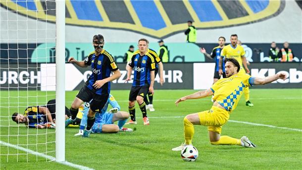 Sieg in Saarbrücken: Braunschweig vor Zweitliga-Verbleib War einer der besten Braunschweiger: Ermin Bicakcic.