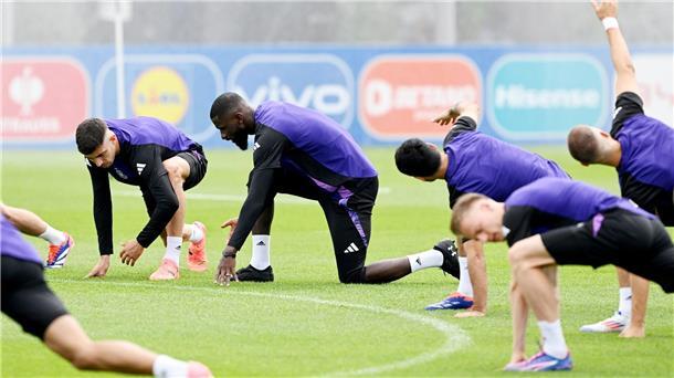 War nach seiner Zerrung zum Start des DFB-Abschlusstrainings dabei: Antonio Rüdiger (M.).