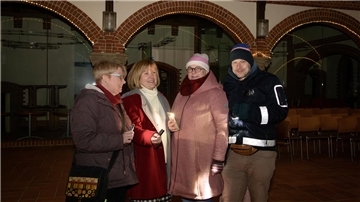 Warm eingemummelt und mit Taschenlampen ausgerüstet: So soll am Heiligabend in die seit zwei Jahren geschlossene Pauluskirche wieder ein bisschen Leben und Herzblut strömen. Kirchenvorsteherin Manon Veit, Superintendentin Susanne Wendorf-von Blumröder, Pastorin Anneke Ihlenfeldt und Küster Andree Liebert glühen mit der Idee des stromlosen Weihnachtsgottesdienstes schon mal "vor".