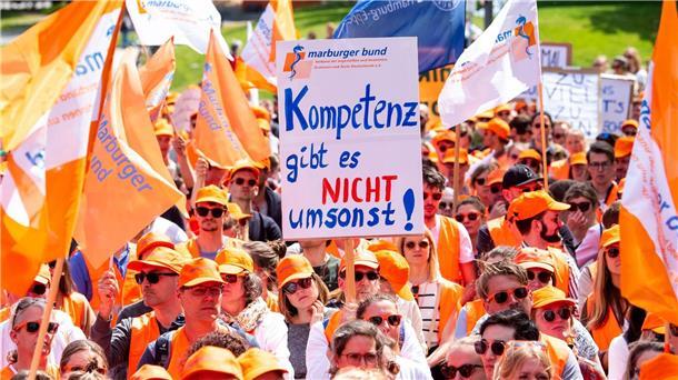 Tausende Ärzte demonstrieren bundesweit für mehr Geld Warnstreik der Ärztegewerkschaft Marburger Bund in Hamburg.