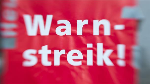 Warnstreik sorgt für viele Ausfälle im Zugverkehr „Warnstreik!“ steht auf einem Schild.