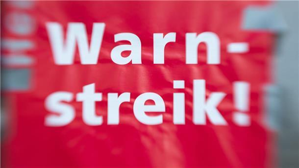 Warnstreik der Luftsicherheitskräfte beginnt in Hannover „Warnstreik!“ steht auf einem Schild.
