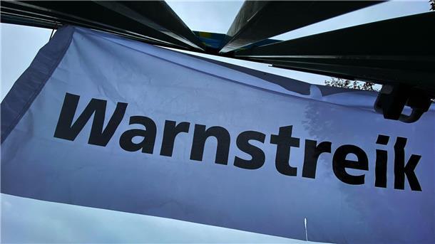 „Warnstreik“ steht auf einem Transparent.
