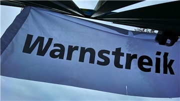 „Warnstreik“ steht auf einem Transparent.