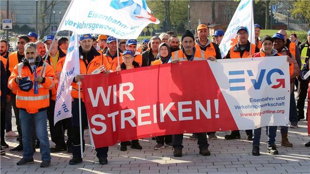 Bangen um die Bahnfahrt: Keine Einigung im Tarifstreit Warnstreikende der Eisenbahn- und Verkehrsgewerkschaft EVG bei einer Kundgebung vor dem Bahnhof Dammtor in Hamburg am vergangenen Freitag.