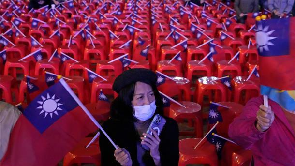 Warten auf das Ergebnis der Wahl: Eine Frau schwenkt die Nationalflagge von Taiwan.
