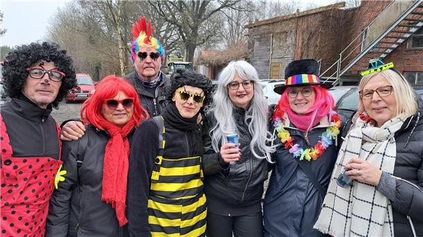 Die schönsten Fotos vom Karneval in Wehdel: Was für ein bunter Umzugstrubel Warten auf den Umzug: Joachim, Margriet, Achim, Ilka, Petra, Tanja und Inga aus Wehdel.