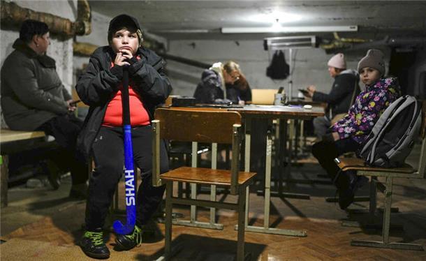 Warten auf Entwarnung: Ein ukrainischer Junge stützt im Bunker sein Kinn auf den Hockeyschläger. Der Verein „BRV hilft der Ukraine“ sammelt Geld für Heizungen, die in Sammelunterkünften genutzt werden sollen. 