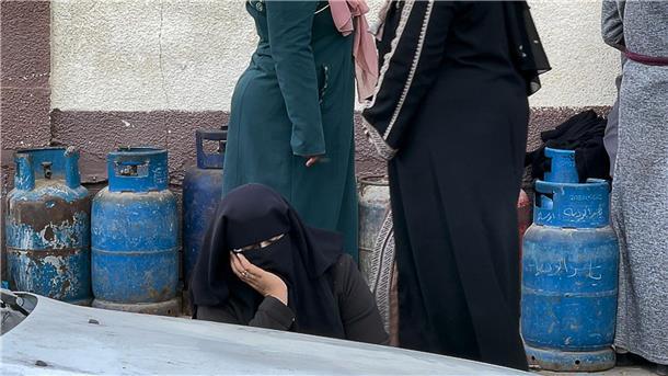 Warten auf neue Gasflaschen, die nur in sehr geringen Mengen in den Gazastreifen gelangt sind.