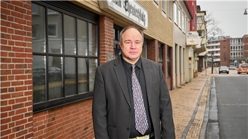 Warten, warten, warten: Das ist derzeit das Los von Thorsten Richter, Inhaber des "Hotel am Theaterplatz" in Bremerhaven.