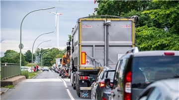 Wartende Autofahrer vor der Müllverbrennungsanlage Bremerhaven, die ihren Sperrmüll entsorgen wollen.