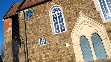 Warum befindet sich die Uhr der St.-Matthäus-Kirche links oben in der Ecke des Kirchenschiffs? So genau weiß das niemand zu sagen. Jedenfalls lässt sich vom Friedhof aus gut erkennen, was die Stunde geschlagen hat.