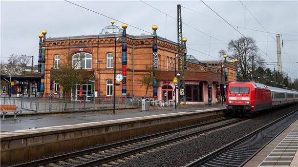 Defekte Leitung bremst Zugverkehr nach Hamburg aus Warum die Oberleitung in Uelzen kaputt gegangen ist, war zunächst unklar. Ein umgefallener Baum soll es nicht gewesen sein, sagte eine Bahnsprecherin.