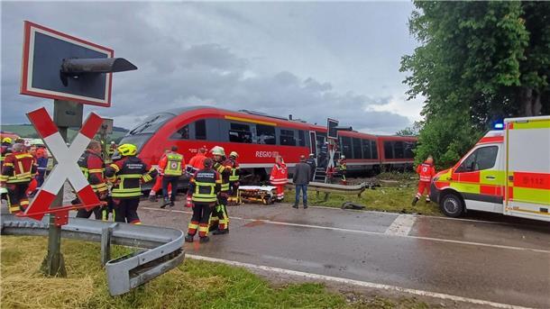 Warum es zu dem Zusammenstoß zwischen einer Regionalbahn und einem Lastwagen kam, war zunächst noch unklar.