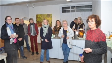 „Warum machen wir das, warum haben wir diesen Laden angemietet? Weil es heute gefährliche Spaltungen in unserem Land gibt“, erläuterte Juliane Bergholz (rechts) die Motivation für das neue Zuhör-Café in Bremervörde.