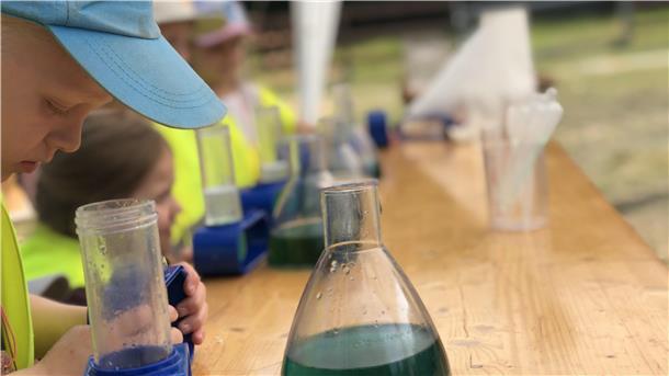 In großen Reagenzgläsern werden Experimente gemacht
