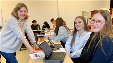 Was Autorin Clare Wigfall (links) erzählte, interessierte die Zwölftklässlerinnen Jule und Nina.